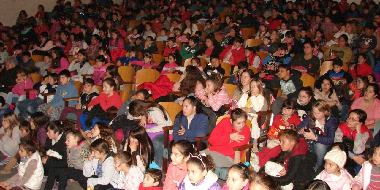 Casi 400 niños colmaron el teatro