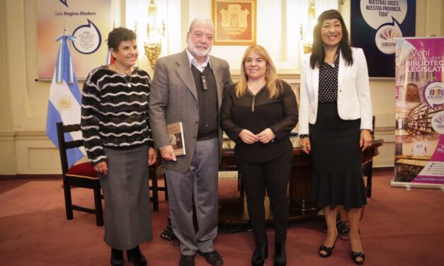 Presentación del libro “Pasajeros del Tiempo” en la Legislatura Provincial