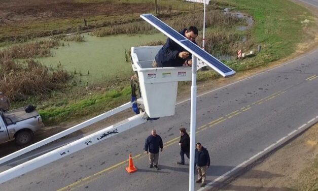 El cruce de las rutas 12 y 8, iluminado con energía solar