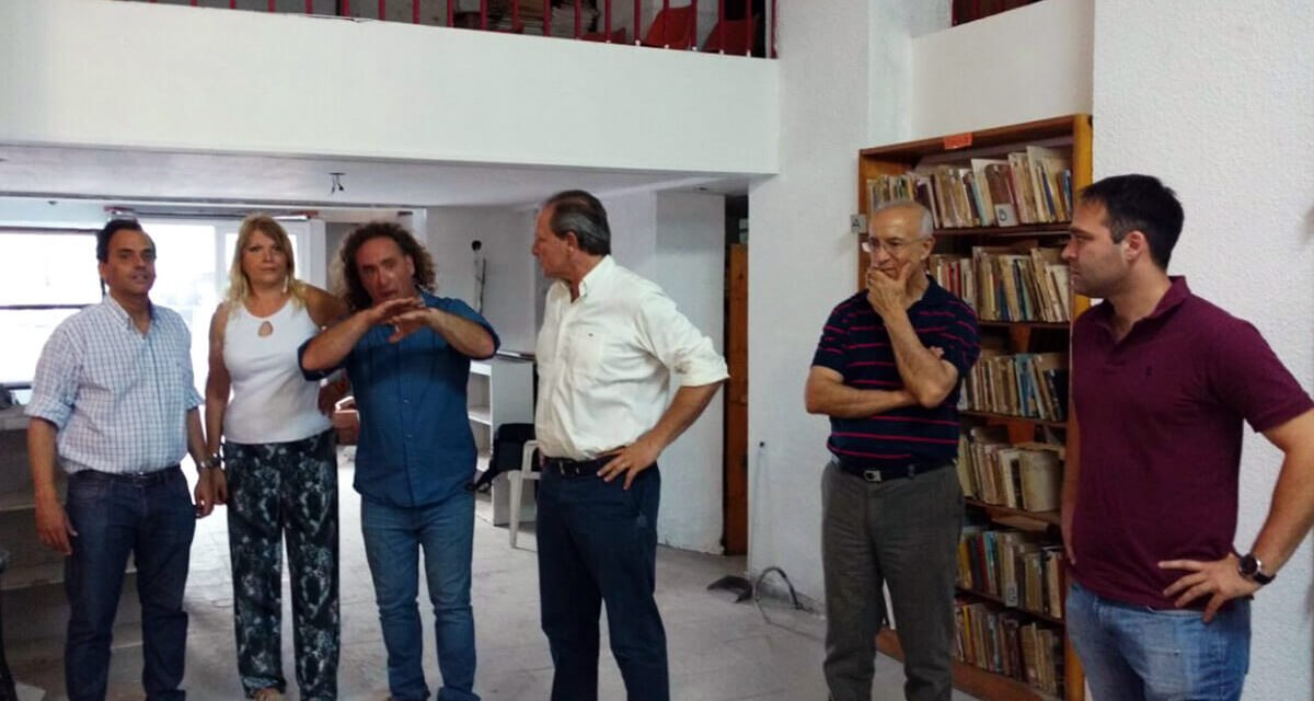 Llamosas entregó 100 mil pesos para refaccionar la fachada de la Biblioteca Mariano Moreno