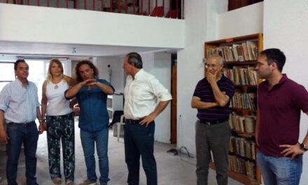 Llamosas entregó 100 mil pesos para refaccionar la fachada de la Biblioteca Mariano Moreno
