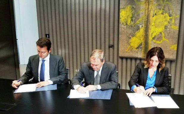 Schiaretti firmó un convenio con el Banco BBVA en Madrid