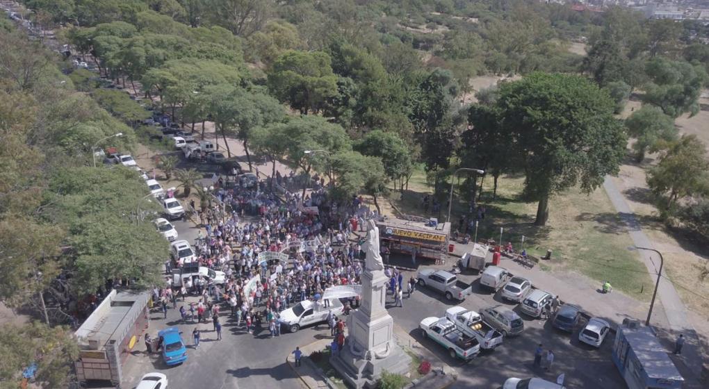 Las Cooperativas Eléctricas se hicieron sentir en Córdoba con un masivo camionetazo