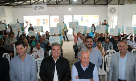 Busso entregó $1 millón de pesos a productores agropecuarios en Jovita