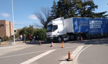 UNRC: Se instaló un camión-oficina del programa Empleo Joven de la Nación
