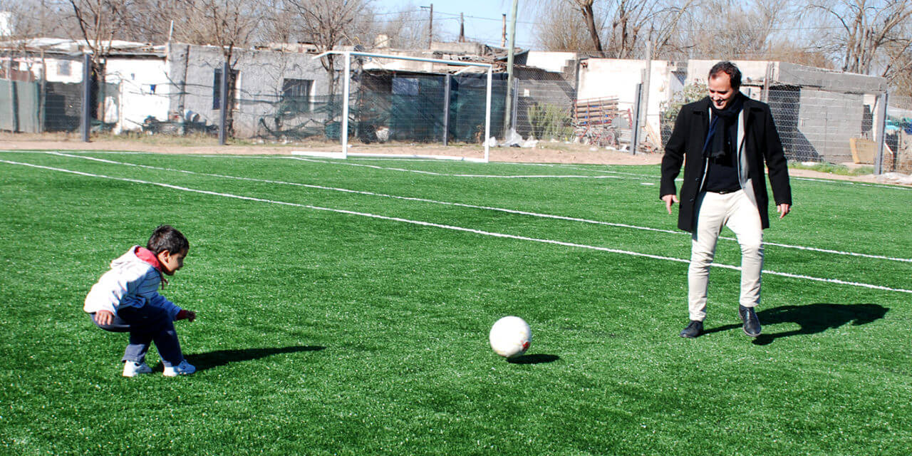 Las Delicias: el intendente Llamosas recorrió la obra de la cancha de fútbol