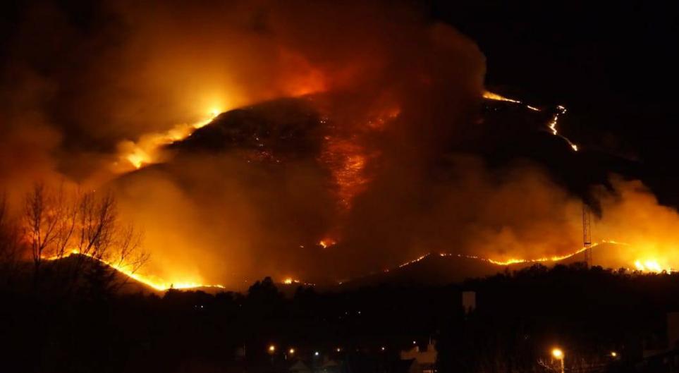 Incendios: sólo queda activo un complicado foco en La Falda