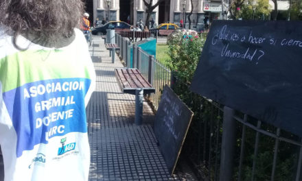 En el marco del plan de lucha docentes universitarios se manifestaron en Plaza Roca