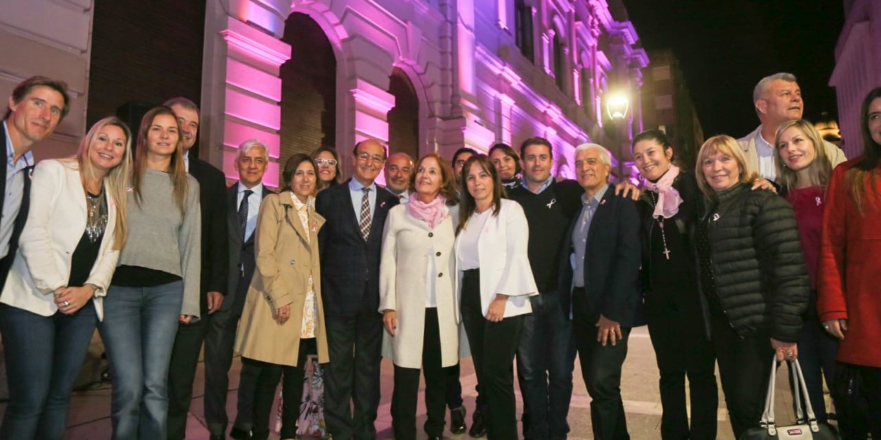 La Legislatura de Córdoba se iluminó de Color Rosa