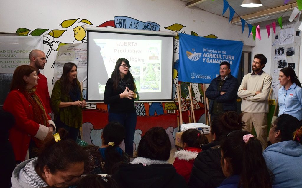 Agricultura: Familias se capacitaron y recibieron materiales de huerta