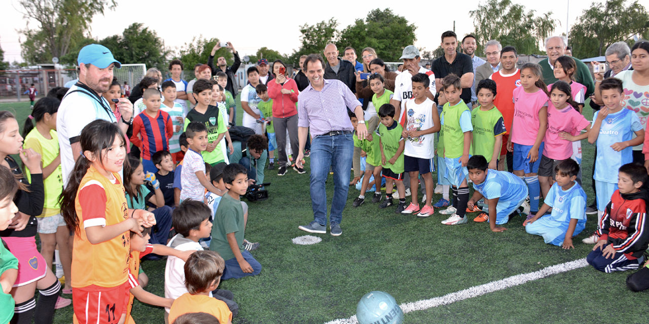 Llamosas inauguró la cancha de fútbol con césped sintético en Las Delicias