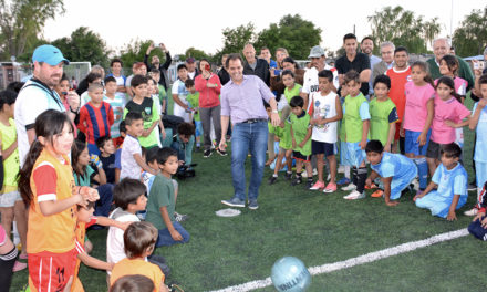 Llamosas inauguró la cancha de fútbol con césped sintético en Las Delicias