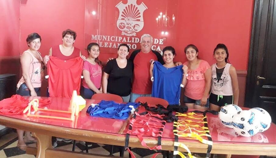 Alejandro Roca: Entrega de elementos deportivos al plantel de fútbol femenino