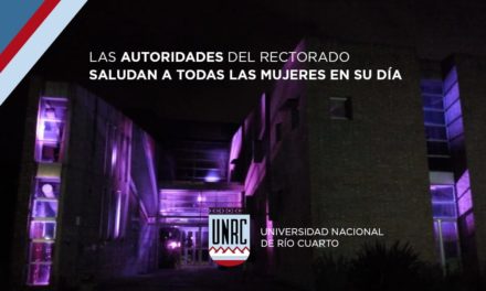 UNRC: Iluminaron de color violeta el frente de la Biblioteca Central en adhesión al mes de la mujer