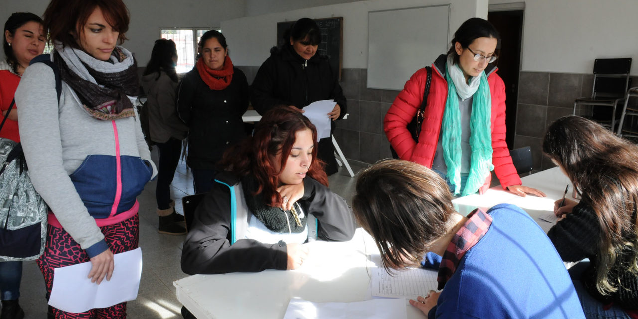 Con la participación de 70 personas comenzaron los talleres de la Universidad Barrial en Las Higueras