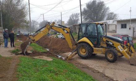 Autoridades de EMOS recorrieron la obra en barrio Alberdi