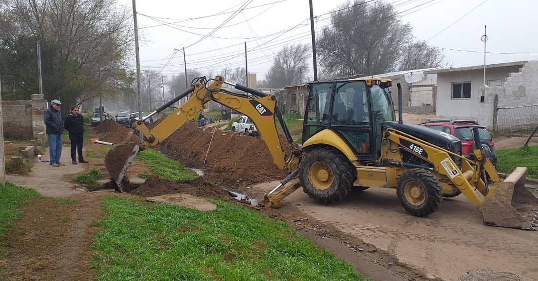 Autoridades de EMOS recorrieron la obra en barrio Alberdi