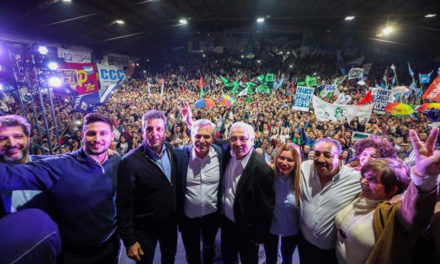 Alberto Fernández fue recibido en el Club Hindú de la ciudad de Córdoba