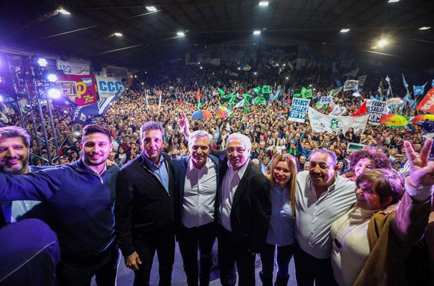 Alberto Fernández fue recibido en el Club Hindú de la ciudad de Córdoba