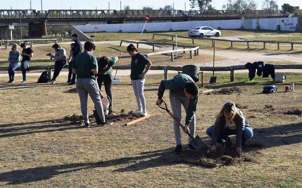 Alumnos de Río Cuarto plantaron especies por el Día del Árbol