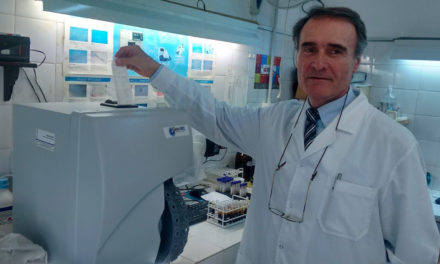 La Universidad adquirió un moderno autoanalizador bioquímico para la atención gratuita de la población estudiantil