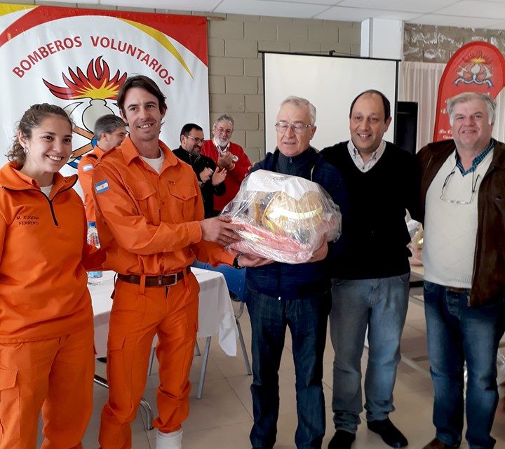 La Carlota: entrega de equipamiento a bomberos voluntarios