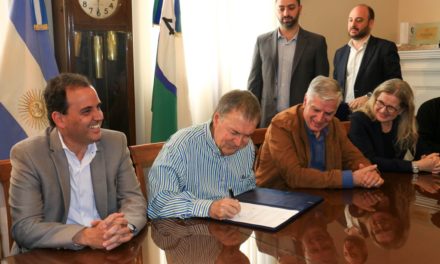 Schiaretti y Llamosas firmaron un convenio para ampliar la red cloacal de la ciudad
