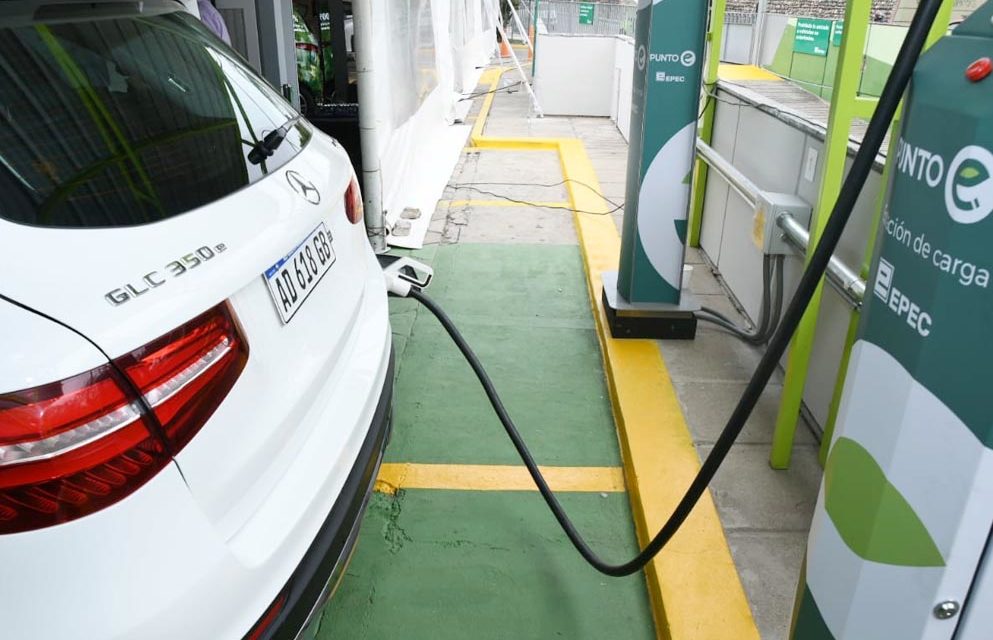 EPEC inauguró su primer punto de recarga para vehículos eléctricos