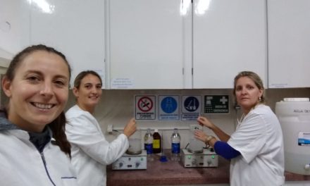 En Carnerillo los estudiantes fabrican alcohol en gel para distribuir en la comunidad