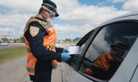 Controles policiales en rutas y zonas urbanas para hacer cumplir la cuarentena