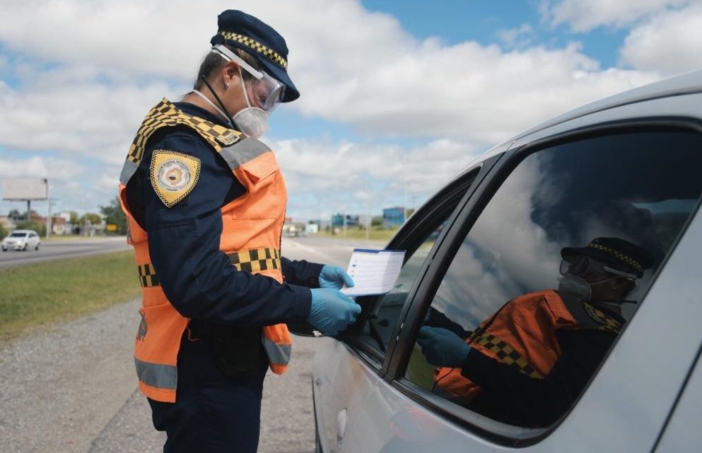 Controles policiales en rutas y zonas urbanas para hacer cumplir la cuarentena