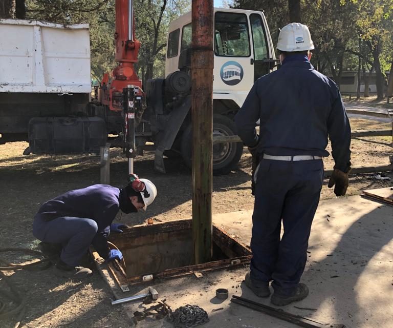 EMOS reemplazó una bomba de un pozo de producción de agua