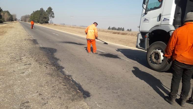 Comenzaron las tareas de bacheo en Ruta Provincial Nº 24