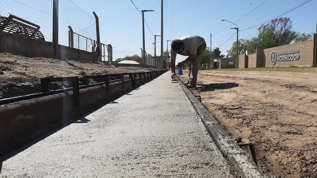 Alcira Gigena: continúa la obra de cordón cuneta