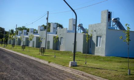 Arias: el intendente entregó 10 viviendas municipales