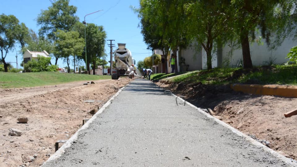 Alejandro Roca: Comenzó la obra de cordón cuneta