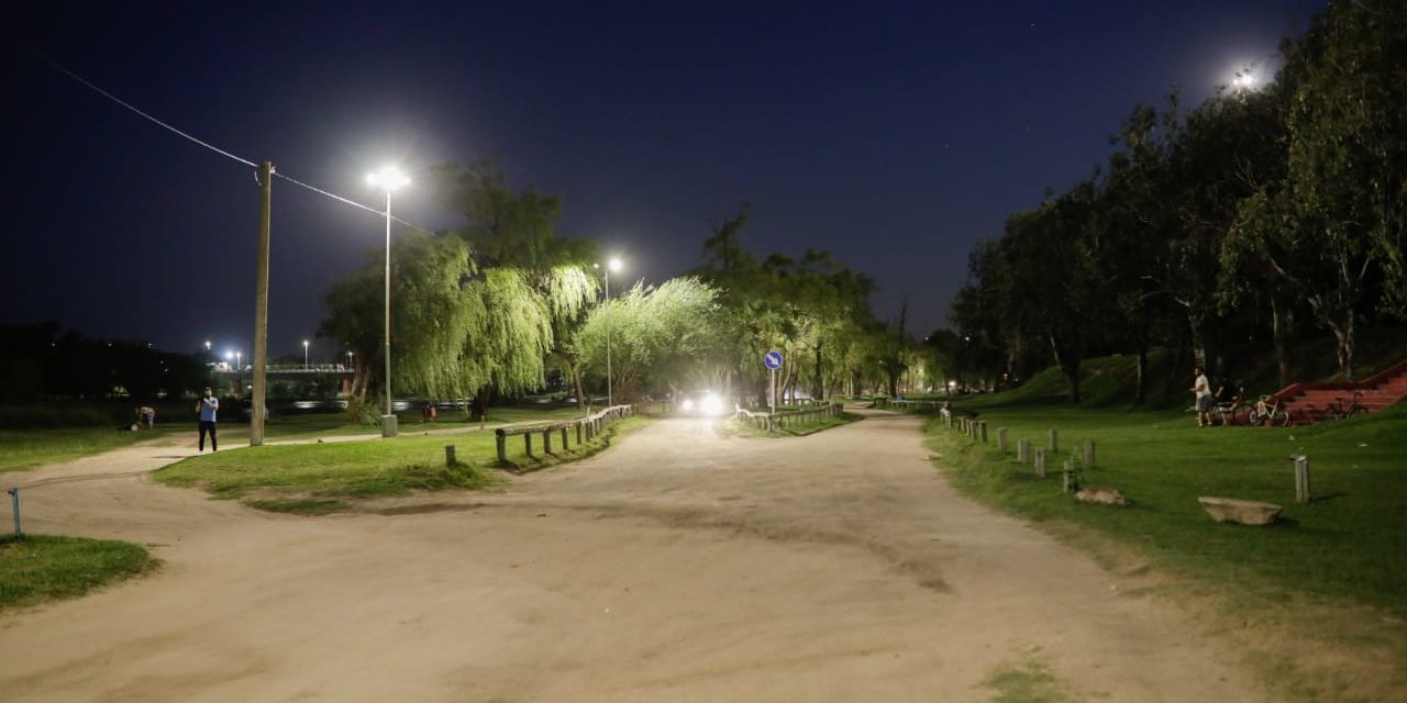 Obras de iluminación, refacciones y colocación de nuevo mobiliario en las costas del Río