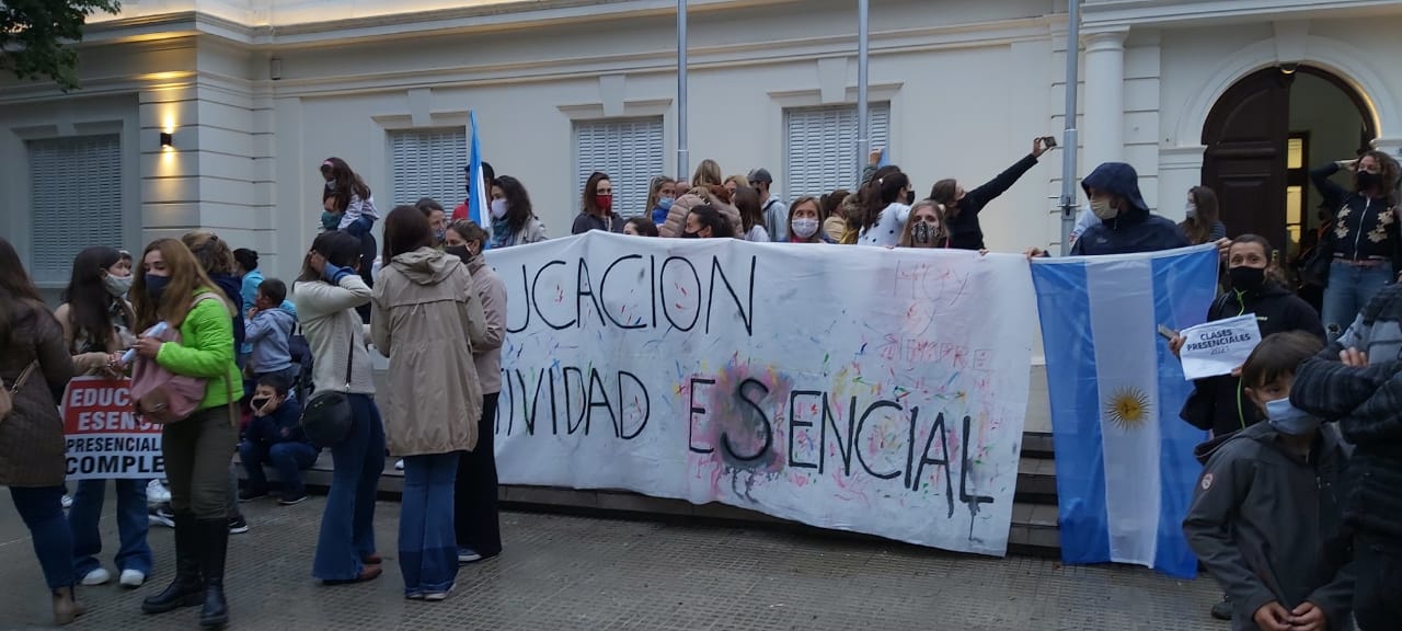 Padres autoconvocados exigieron que la educación sea considerada como actividad esencial