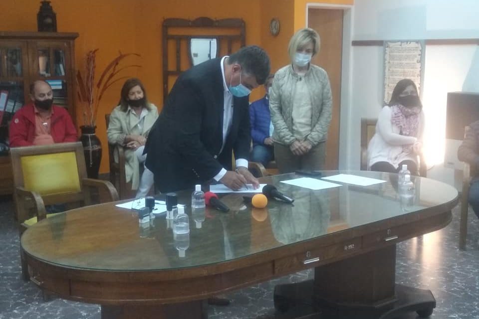 El intendente de Sampacho firmó el acta de inicio de obra del Playón Multideportivo