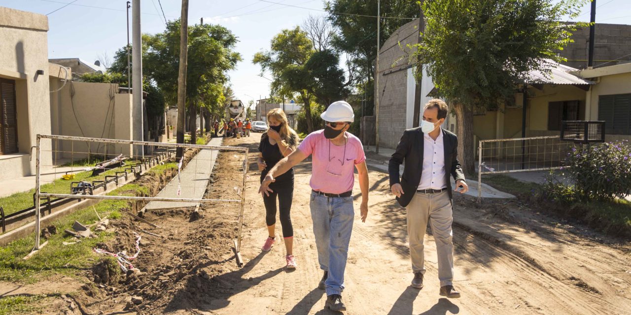 Río Cuarto: Llamosas recorrió la obra de cordón cuneta en Barrio Pizarro