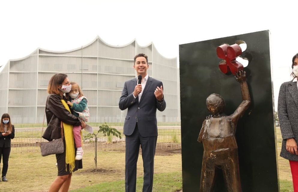 Una escultura simboliza la dignidad y derechos de las personas con Síndrome de Down