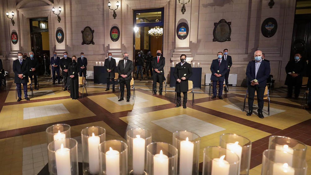 Fernández encabezó un homenaje a los fallecidos por Covid-19 en el país