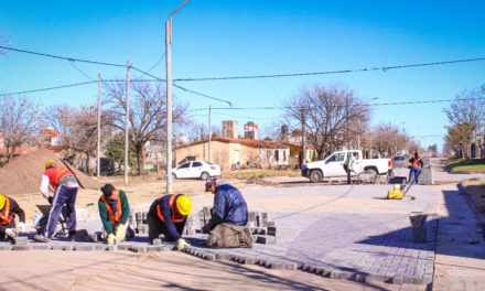 Canals: Comenzaron las obras de adoquinado y cordón cuneta en el Barrio Sur