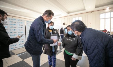 Manuel Calvo visitó los centros de vacunación para menores de 18