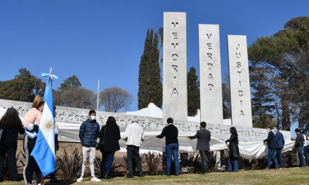 El Campo de la Ribera ya luce los pilares de Memoria, Verdad y Justicia