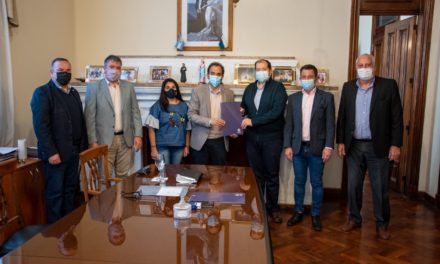 Río Cuarto: Llamosas firmó un convenio con Bomberos Voluntarios