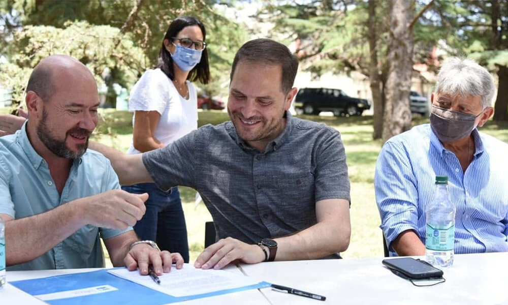 Martín Gill visitó Embalse y firmó el convenio para la recuperación de la Ciudad Deportiva