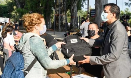 Villa Nueva: entrega de kits escolares para los niveles primario y secundario