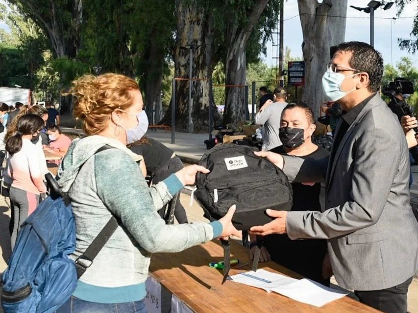 Villa Nueva: entrega de kits escolares para los niveles primario y secundario