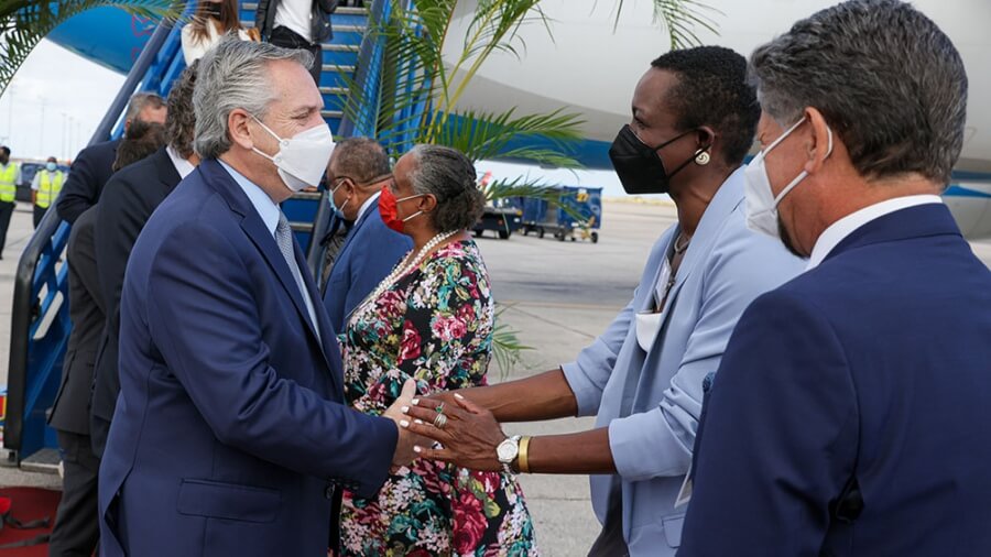 Fernández concluye su gira con una reunión con la primera ministra de Barbados